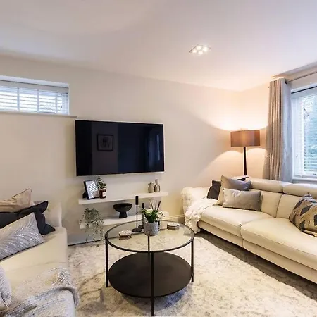 Stunning 2-bed Riverside Luxury With Free Parking For Small Car Knaresborough