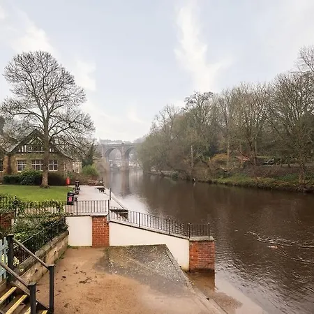 Stunning 2-bed Riverside Luxury With Free Parking For Small Car Apartment